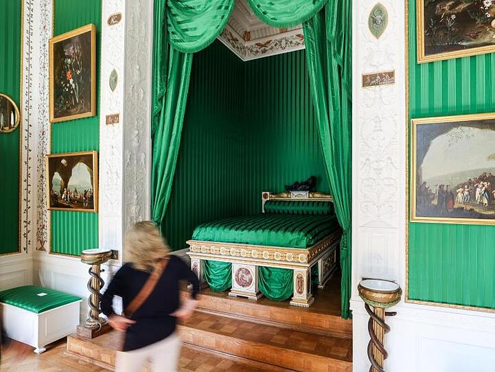 Das Schlafzimmer der Fürstin ist mit grünen Seidentapeten ausgestaltet worden.
