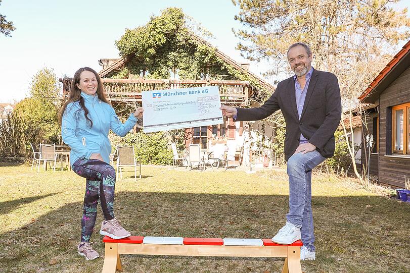 Die Hopsasa gUG wird kostenlose Sportstunden anbieten, um benachteiligte Kinder zu fördern. Michael Schilling überreichte den Scheck zur Finanzierung an Jacinta Wagner.