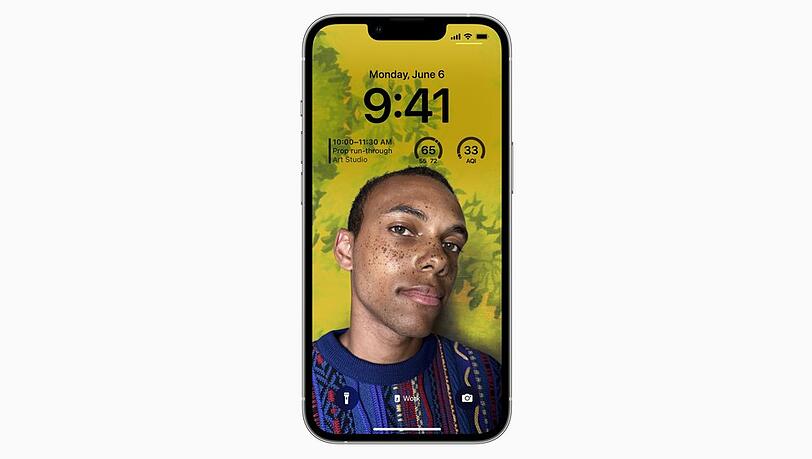 Nutzerinnen und Nutzer können bei iOS 16 unter anderem den Sperrbildschirm individueller anpassen.