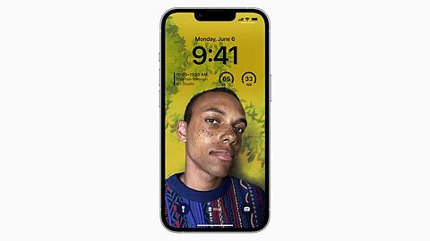 Nutzerinnen und Nutzer können bei iOS 16 unter anderem den Sperrbildschirm individueller anpassen.