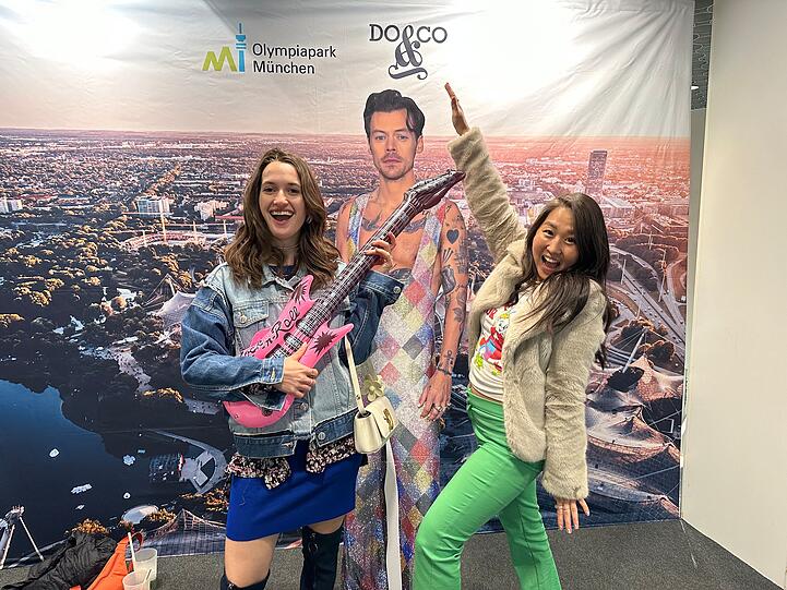 Näher kamen sie ihrem Idol nicht: Madeleine (links) aus den USA und Asaki aus Japan.