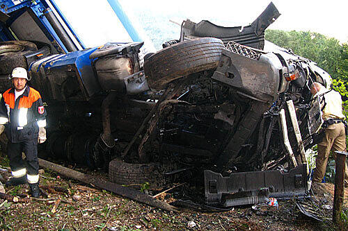 Polizei und Feuerwehr stehen vor einem Tanklastzug.