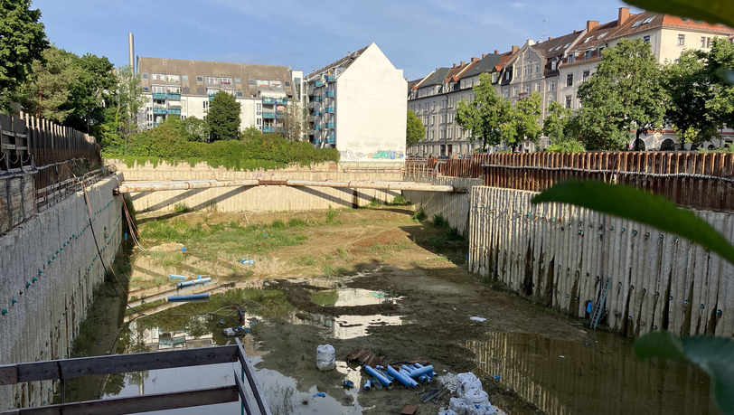 Seit bald vier Jahren klafft mitten in Sendling dieses Loch. 128 luxuriöse Wohnungen sollten hier entstehen.