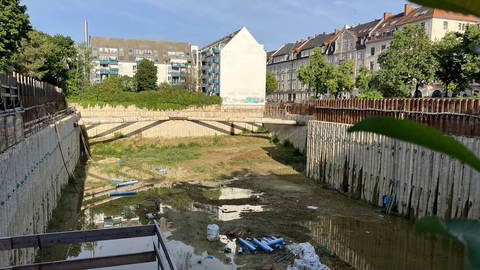 Seit bald vier Jahren klafft mitten in Sendling dieses Loch. 128 luxuriöse Wohnungen sollten hier entstehen.