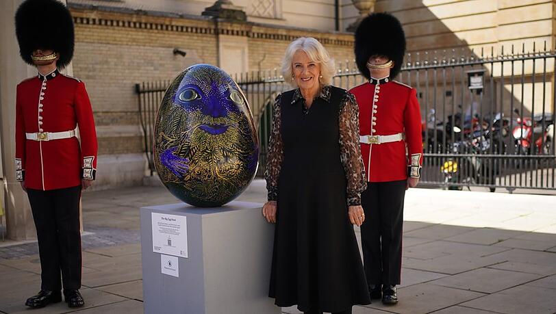 Königin Camilla neben dem "Green Man Humpty Dumpty Egg".