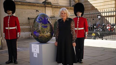 Königin Camilla neben dem "Green Man Humpty Dumpty Egg".