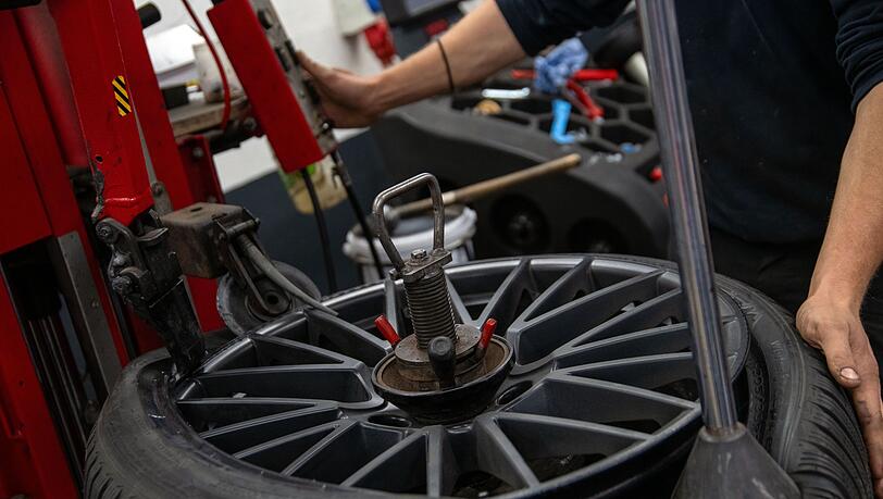 In mehreren Städten in Bayern sollen die Mitarbeiter von Autowerkstätten und Autohäusern in den Ausstand treten, um Druck bei den aktuellen Tarifgesprächen aufzubauen. (Archivbild)