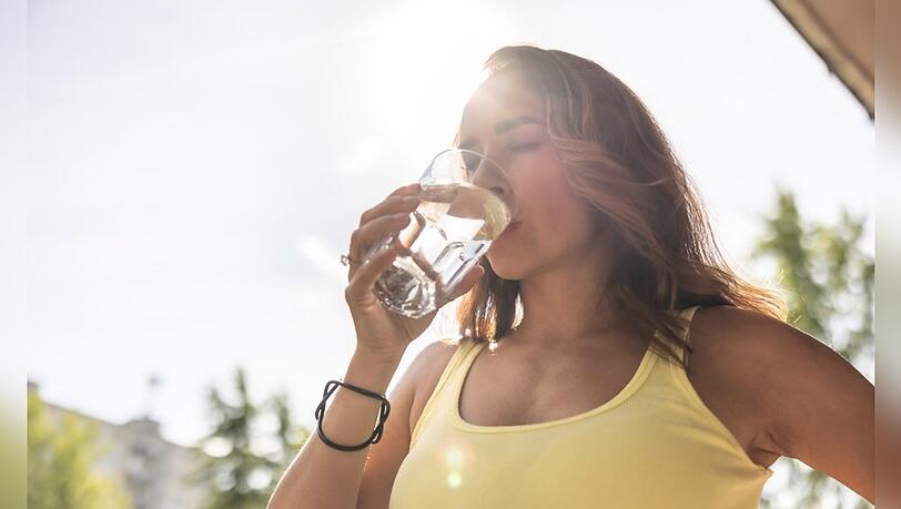 Wie viel Wasser braucht der K&ouml;rper bei Hitze? Der Bedarf ist individuell.
