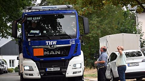 Ralf Nolten (l, CDU), Landrat des Kreises D&uuml;ren und Stephan Cranen (parteilos), B&uuml;rgermeister der Gemeinde H&uuml;rtgenwald, weisen beim Waldbrand im H&uuml;rtgenwald einen THW-Lastwagen ein.