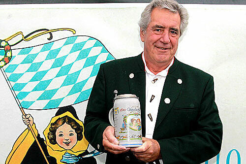 Peter Layritz ist der 300.000. Besucher auf der Nostalgie-Wiesn. Dafür gab es für den 68-jährigen Rentner einen Bierkrug.