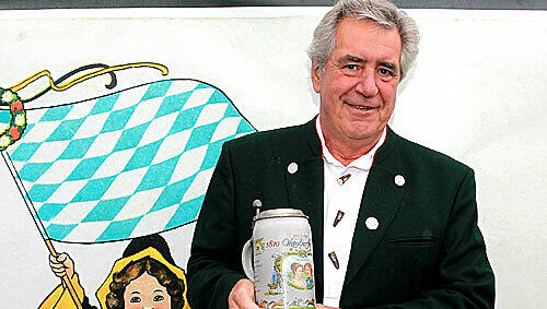 Peter Layritz ist der 300.000. Besucher auf der Nostalgie-Wiesn. Dafür gab es für den 68-jährigen Rentner einen Bierkrug. Peter Layritz ist der 300.000. Besucher auf der Nostalgie-Wiesn. Dafür gab es für den 68-jährigen Rentner einen Bierkrug.