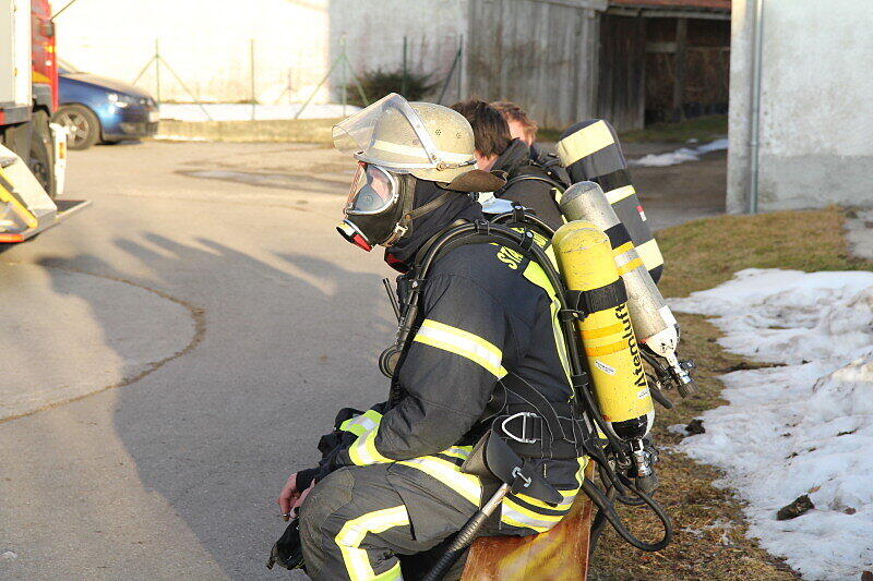 Am Nachmittag wurde die Feuerwehr zu einem Brand eines Bauernhofes mitten in St. Leonhard, Gemeinde Wonneberg gerufen. Bei dem Brand wurden drei Personen verletzt. Da das Löschwasser knapp war, mussten Leitungen über einen Kilometer lang verlegt werden.