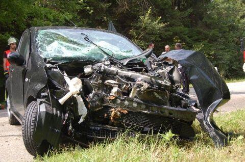 Der kleine Toyota ist nur noch Schrott: Bei einem Überholmanöver hat sich eine Frau schwer verletzt.