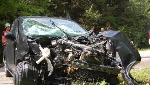 Der kleine Toyota ist nur noch Schrott: Bei einem Überholmanöver hat sich eine Frau schwer verletzt. Der kleine Toyota ist nur noch Schrott: Bei einem Überholmanöver hat sich eine Frau schwer verletzt.