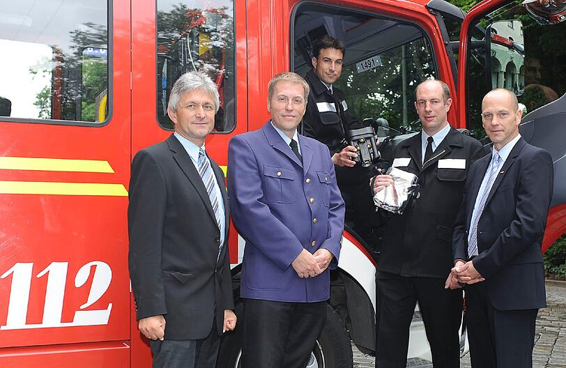 Neue Wärmebildkameras für die Münchner Feuerwehr:
Die Feuerwehr München erhält 40 neue Wärmebildkameras. Bei einer Übergabe durch die Firma Ziegler und dem Hersteller, die Firma active photonics AG, konnte Dienststellenleiter Oberbranddirektor Schäuble sich von den Vorzügen der neuen Geräte ein Bild machen. Aufgrund technischer Neuerungen und der kompakteren Bauweise ergeben sich verbesserte Bedingungen und eine einfachere Handhabung im Einsatz.