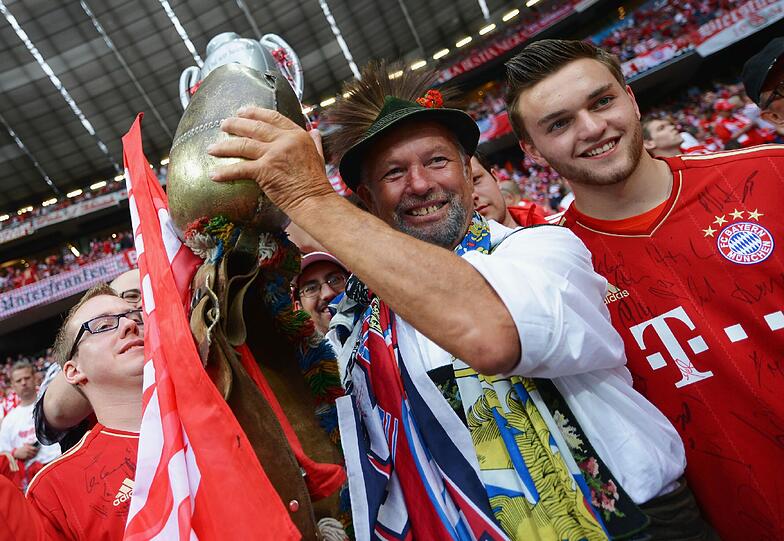 Ein Abend der emotionalen Achterbahnfahrt - mit dem brutalen Absturz aus einem ach so schönen Traum. So hofften, bangten, jubelten - und weinten die Fans des FC Bayern.