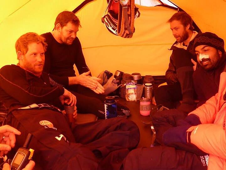 Prinz Harry (li.) und seine Team-Kollegen während einer Pause auf dem Weg zum Südpol