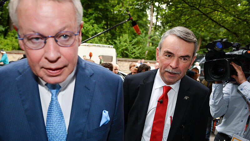 Gustl Mollath (r) und sein Anwalt Gerhard Strate kommen am 07.07.2014 zum Landgericht Regensburg. Die beiden Verteidiger von Gustl Mollath haben ihr Mandat niedergelegt. Dies erfolge auf Wunsch des Angeklagten, sagte Mollaths Anwalt Gerhard Strate. Gustl Mollath (r) und sein Anwalt Gerhard Strate kommen am 07.07.2014 zum Landgericht Regensburg. Die beiden Verteidiger von Gustl Mollath haben ihr Mandat niedergelegt. Dies erfolge auf Wunsch des Angeklagten, sagte Mollaths Anwalt Gerhard Strate.
