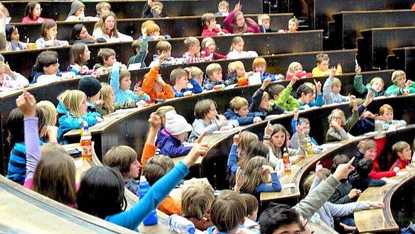 Lauschen wie die Großen: kleine Kurzzeit-Studenten. Lauschen wie die Großen: kleine Kurzzeit-Studenten.