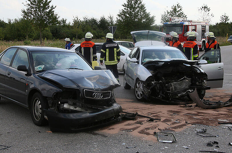 Die Vorseiten beider Autos sind komplett demoliert. Ein 18-jähriger Fahranfänger hatte beim Abbiegen den Gegenverkehr übersehen. Die Bilder.