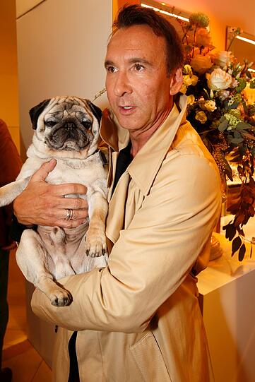 Jochen Bendel mit Mops Gizmo