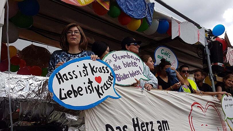 Teilnehmer der traditionellen Parade anlässlich des Christopher Street Day