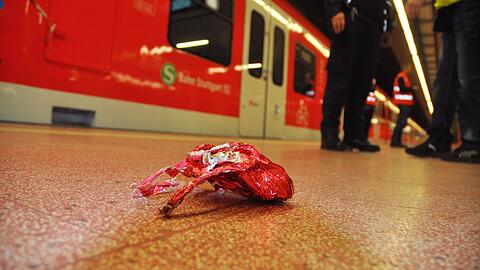 Ein Lichtbogen, ein Knall &ndash; ein lahmgelegter Betrieb: Metallbeschichtete Luftballons können viel Ärger machen auf einem Bahnhof. Vor allem zur Wiesnzeit werden sie eine große Herausforderung für die Deutsche Bahn.