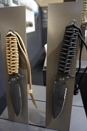 Ein Survival-Messer, bei dem das Heft mit Paracord umwickelt ist.