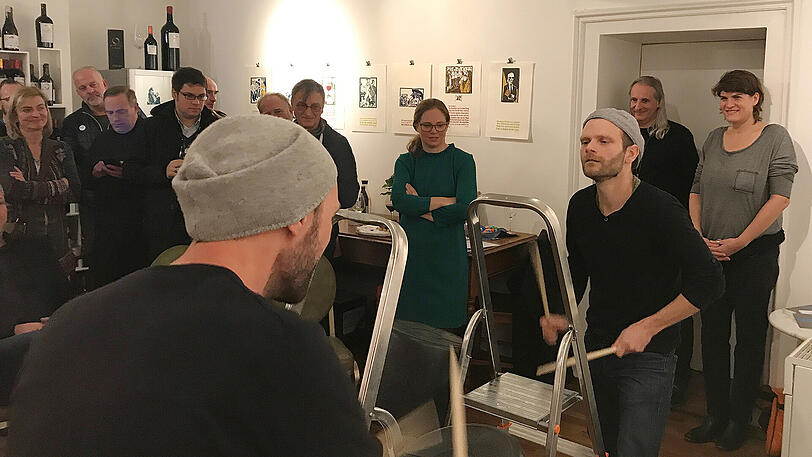 Das Percussion Duo Double Drums spielte auf Gongs, Marimbas, Kartons und Akkubohrern und Leitern.