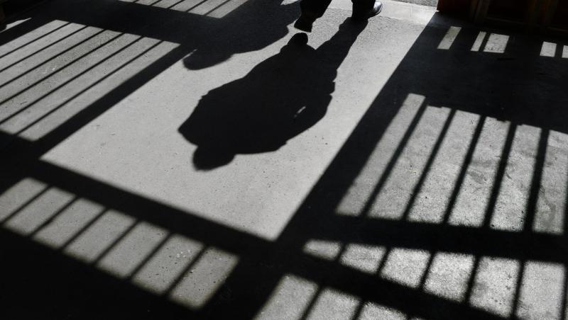 Der Schattenriss eines Mannes ist in der Justizvollzugsanstalt in einer Tür zu sehen. Foto: Felix Kästle/Archivbild Der Schattenriss eines Mannes ist in der Justizvollzugsanstalt in einer Tür zu sehen. Foto: Felix Kästle/Archivbild