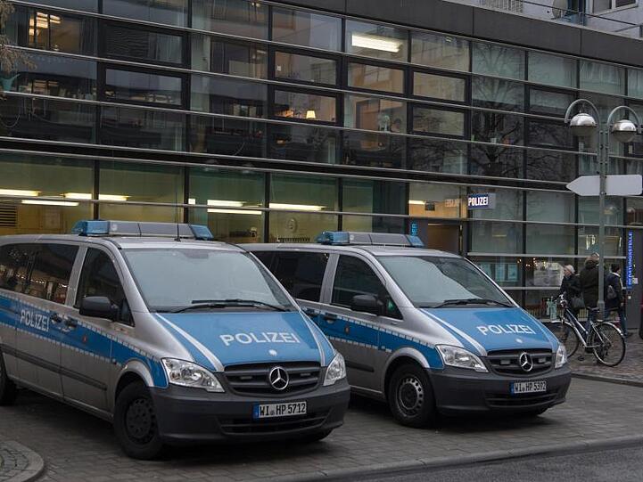 Streifenwagen vor dem 1. Polizeirevier auf der Frankfurter Einkaufsmeile Zeil.