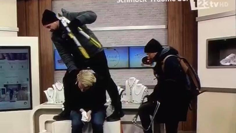 Klaas Heufer-Umlauf klettert mit Heckenschere über Moderator Robin Bade. Joko Winterscheidt folgt ihm.