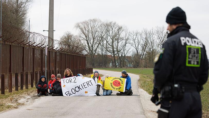 Atomkraftgegner demonstrieren gegen AKW Isar II