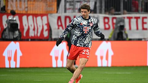 Bayerns Thomas Müller spielt während der Aufwärmphase einen Ball.
