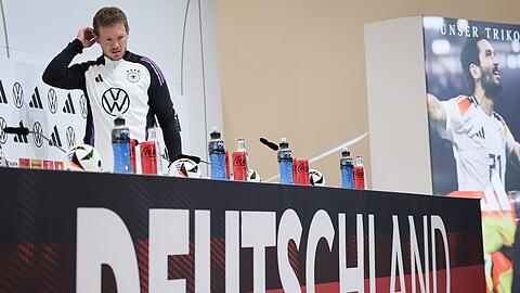Deutschlands Trainer Julian Nagelsmann kommt zur Pressekonferenz.