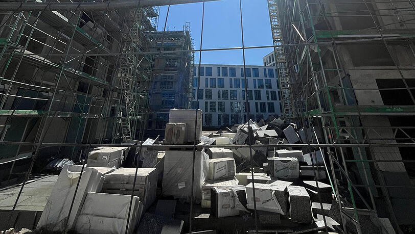 Stillstand: Der Bau von insgesamt rund 200 Wohnungen in Pasing ist im September 2022 weitgehend eingestellt worden. Seit Herbst vergangenen Jahres ist die Gesellschaft für dieses Vorhaben des Münchner Projektentwicklers M-Concept im vorläufigen Insolvenzverfahren.
