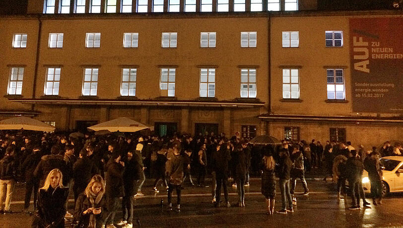 Der Blitz Club zur Er&ouml;ffnung im April 2017. Der Andrang war damals so gro&szlig;, dass die Polizei anr&uuml;cken musste.