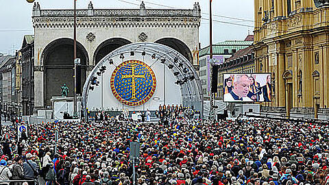 Kirchentagsbesucher auf dem Odeonsplatz.