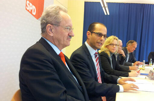 Auf einer Pressekonferenz in München stellt SPD-Spitzenkandidat Christian Ude Mahmoud Al-Khatib vor.
