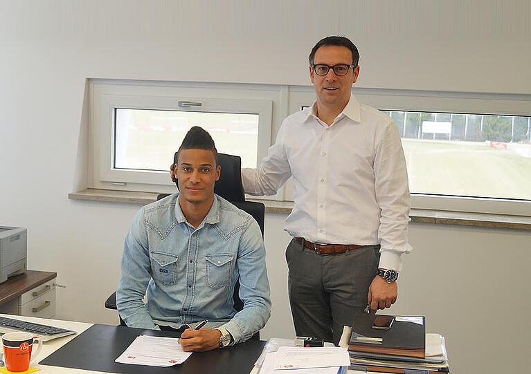 Jetzt gilt's: Martin Angha unterschreibt den von Martin Bader vorgelegten Vier-Jahres-Vertrag.