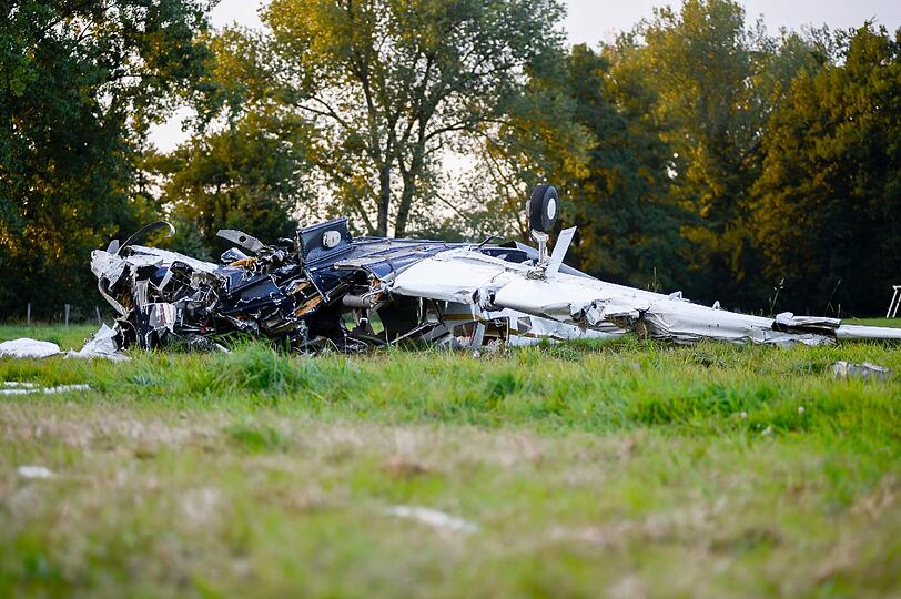 Bei einem Flugzeugunglück in Nordrhein-Westfalen sind fünf Menschen, darunter zwei Kinder ums Leben gekommen. Bilder vom Absturzort.