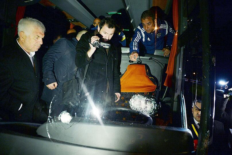 Szenen der Zerstörung: Ein Unbekannter hat den Mannschaftsbus des türkischen Erstligisten Fenerbahce Istanbul mit einer Schrotflinte attackiert. Die Bilder