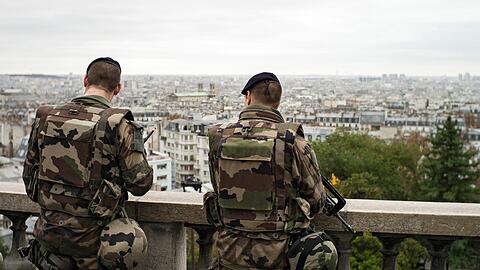 Der US-Geheimdienst CIA geht davon aus, dass die Terrormiliz nach den Anschlägen in Paris weitere Ziele in Europa hat.