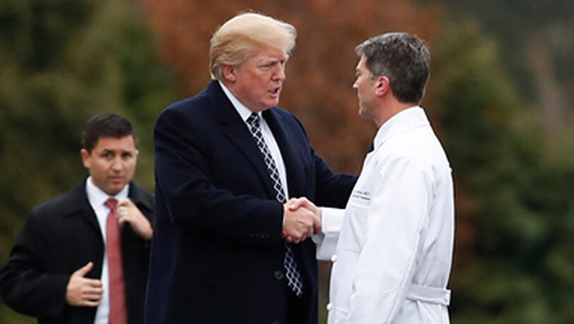 Trump hat sich erstmals in seiner Amtszeit einer offiziellen medizinischen Untersuchung unterzogen. Trump hat sich erstmals in seiner Amtszeit einer offiziellen medizinischen Untersuchung unterzogen.