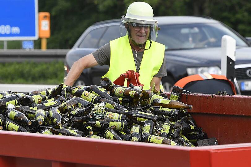 Hunderte Flaschen alkoholfreies Weißbier gingen bei dem Unfall zu Bruch. Die Bilder.