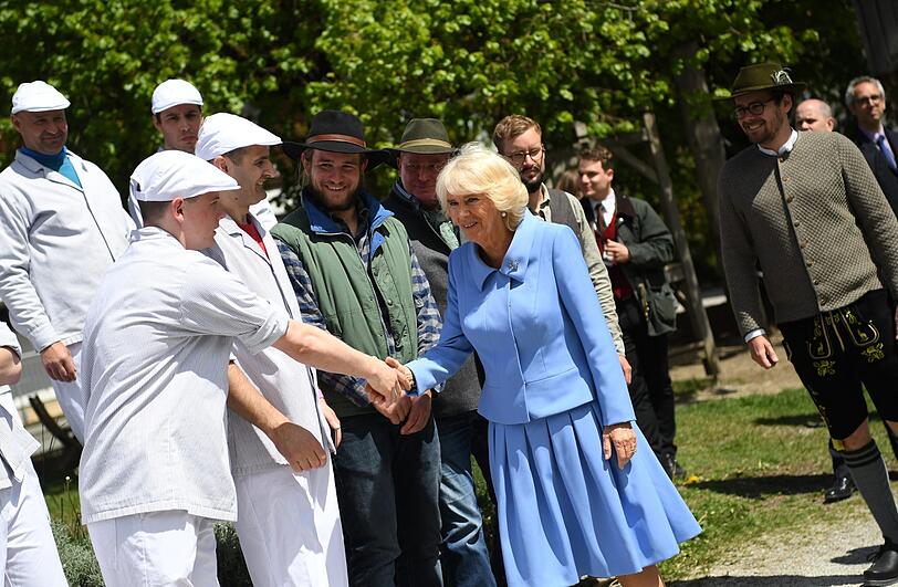 Camilla begrüßt die Mitarbeiter des Bio-Bauernhofs in Glonn.