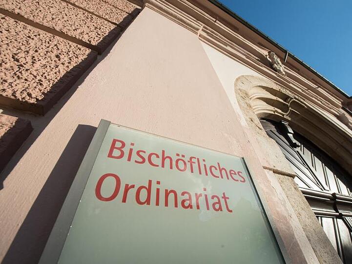 Bischöfliches Ordinariat steht auf einem Schild der Diözese Eichstätt. Foto: Armin Weigel/Archiv