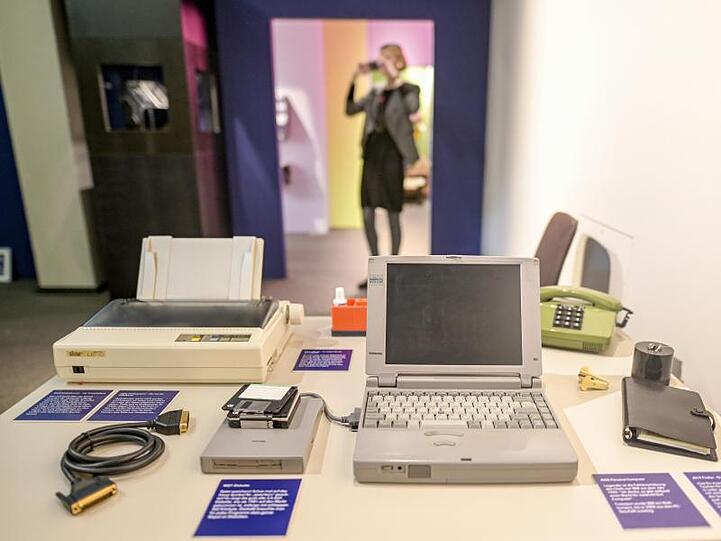 Arbeitszimmer, das den 80er Jahren nachempfunden ist, in der Hamburger Schau.