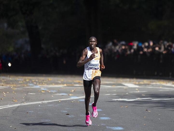 Kenias Laufasse haben beim New-York-Marathon durch Geoffrey Kamworor und Debütantin Jepkosgei einen souveränen Doppelsieg gefeiert.