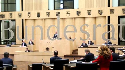 Abgeordnete der Länder nehmen an der Bundesratssitzung teil.